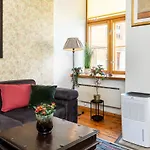 Апартаменты 15th Century Flat With Parking, High Ceilings *
