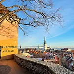 Апартаменты 15th Century Flat With Parking, High Ceilings Таллин