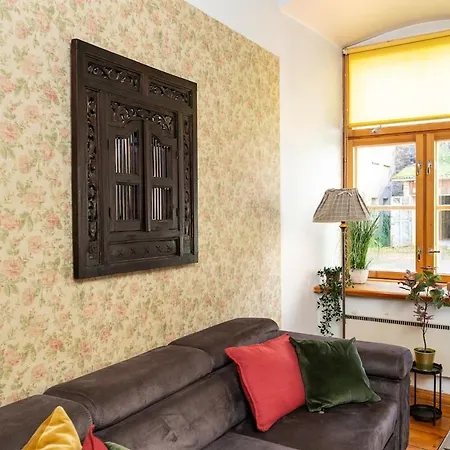 15th Century Flat With Parking, High Ceilings Apartment *