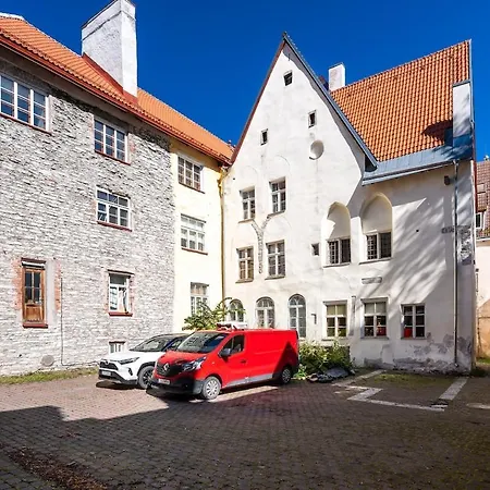 15th Century Flat With Parking, High Ceilings