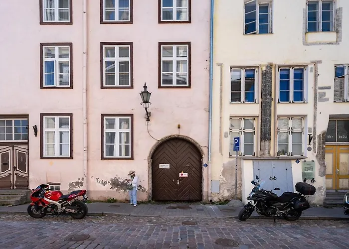 15th Century Flat With Parking, High Ceilings Apartment Tallinn