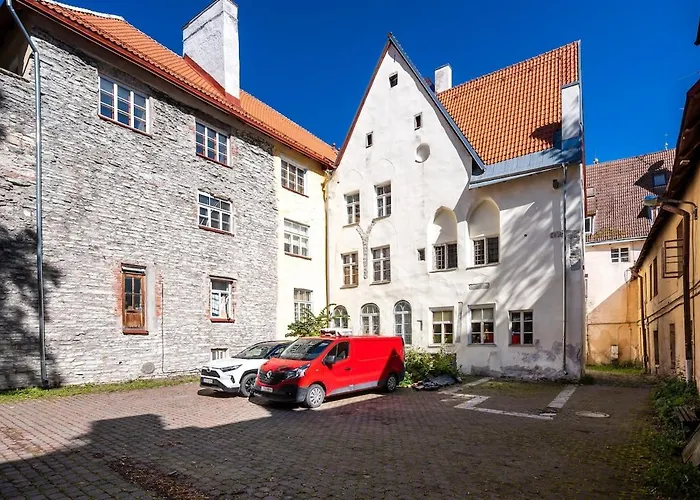 15th Century Flat With Parking, High Ceilings