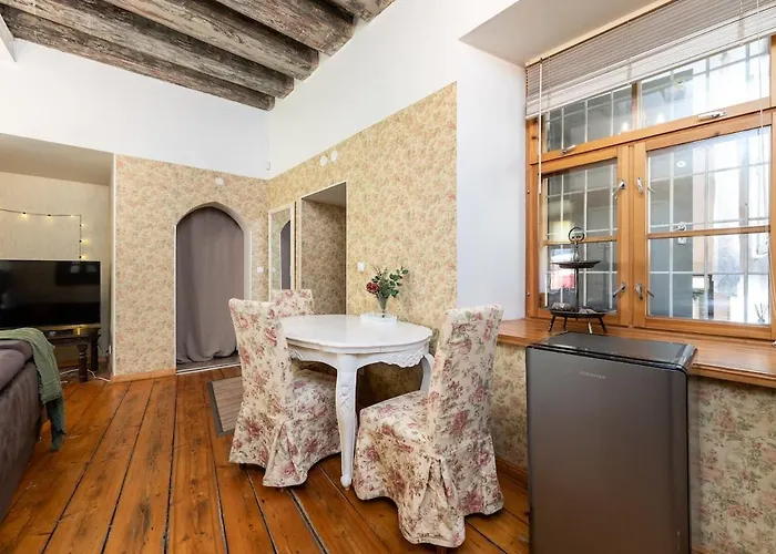 15th Century Flat With Parking, High Ceilings تالين