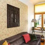 15th Century Flat With Parking, High Ceilings Appartamento *