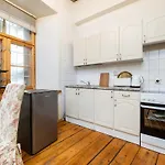 15th Century Flat With Parking, High Ceilings Appartamento