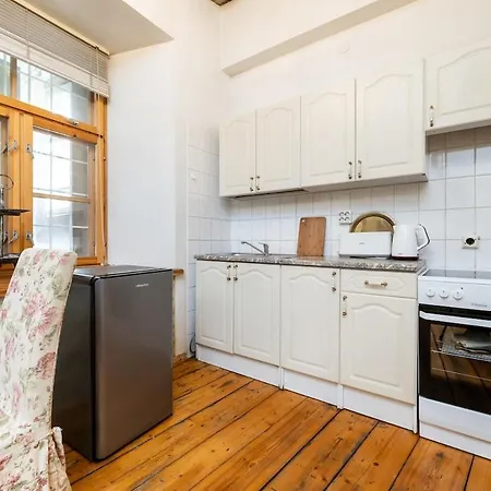 15th Century Flat With Parking, High Ceilings شقة